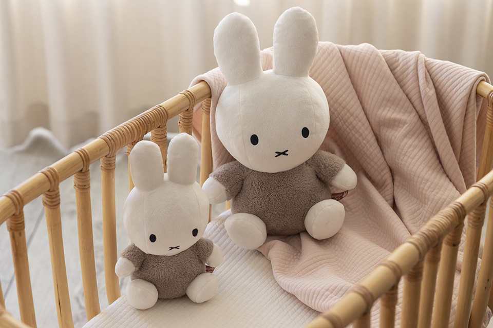 Little Dutch kaisujänku Miffy 35 cm ´Fluffy Taupe´ - Image 7