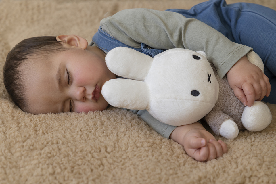 Little Dutch kaisujänku Miffy 25 cm ´Fluffy Taupe´ - Image 4