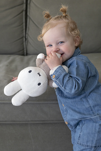 Little Dutch kaisujänku Miffy 25 cm ´Fluffy Taupe´ - Image 5