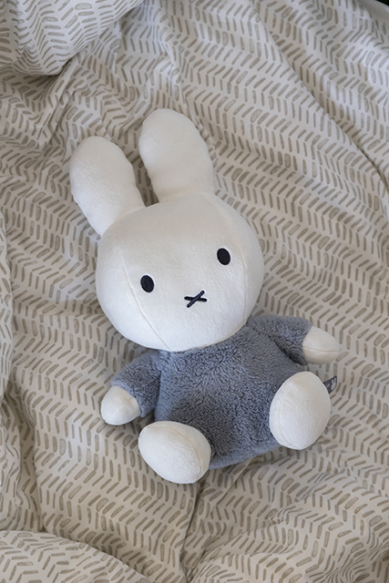 Little Dutch kaisujänku Miffy 35 cm ´Fluffy Blue´ - Image 7