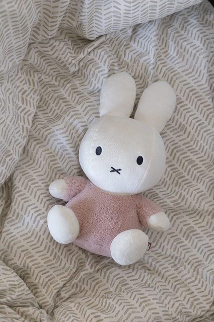 Little Dutch kaisujänku Miffy 35 cm ´Fluffy Pink´ - Image 4