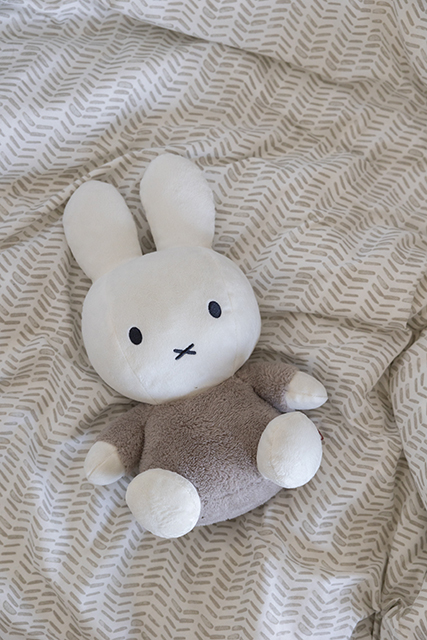 Little Dutch kaisujänku Miffy 35 cm ´Fluffy Taupe´ - Image 4