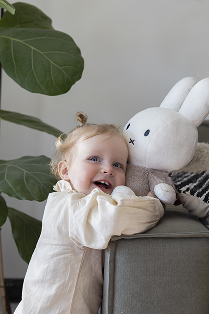 Little Dutch kaisujänku Miffy 35 cm ´Fluffy Taupe´ - Image 6