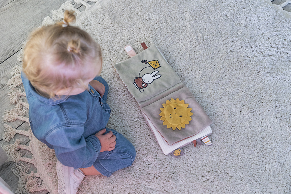 Little Dutch pehme mänguraamat ´Miffy Fluffy Pink´ - Image 10