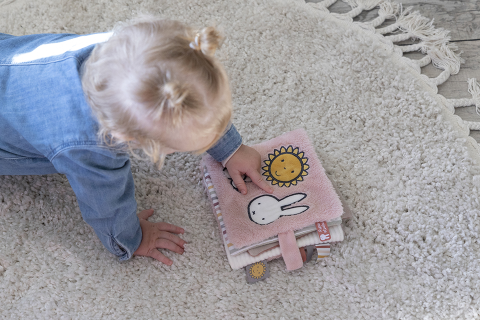 Little Dutch pehme mänguraamat ´Miffy Fluffy Pink´ - Image 11