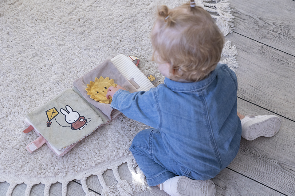 Little Dutch pehme mänguraamat ´Miffy Fluffy Pink´ - Image 8