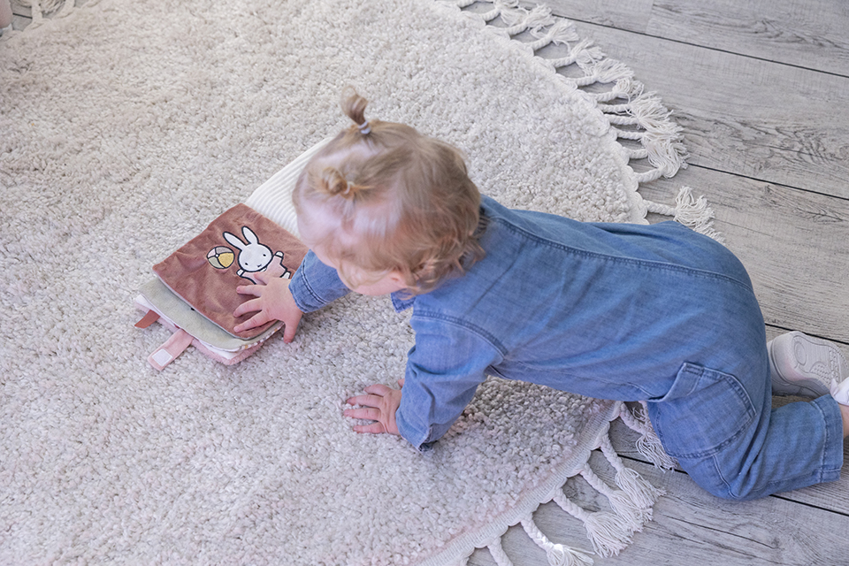 Little Dutch pehme mänguraamat ´Miffy Fluffy Pink´ - Image 9