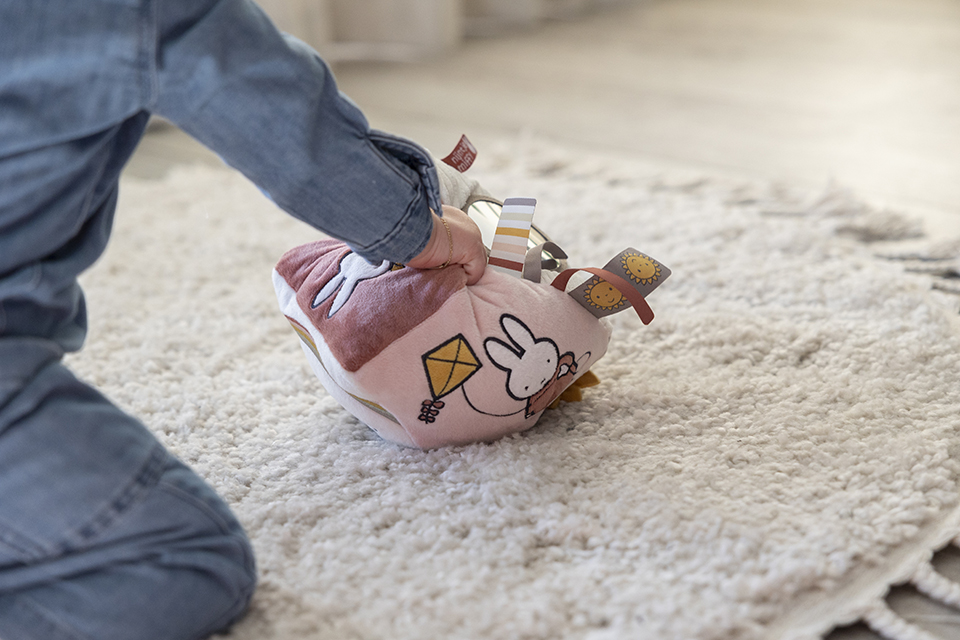 Little Dutch pehme tegevuskuubik ´Miffy Fluffy Pink´ - Image 10