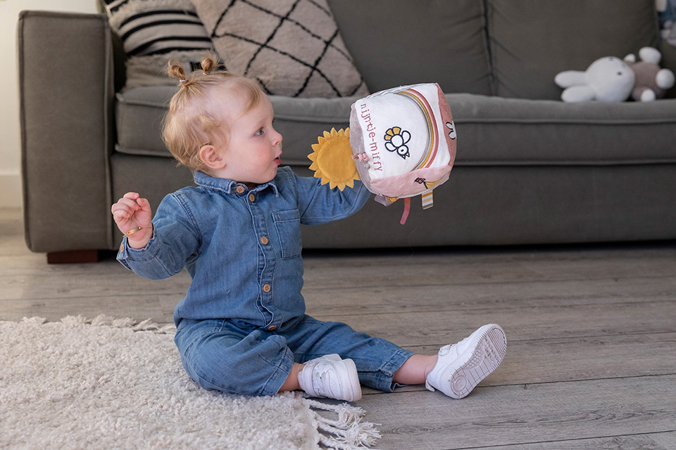 Little Dutch pehme tegevuskuubik ´Miffy Fluffy Pink´ - Image 11