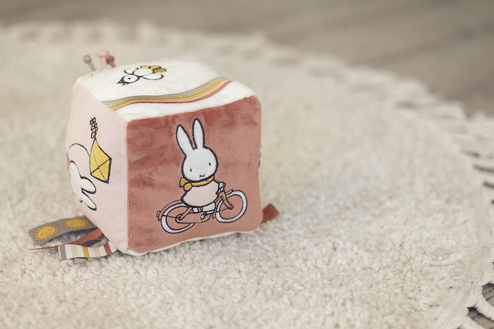 Little Dutch pehme tegevuskuubik ´Miffy Fluffy Pink´ - Image 13