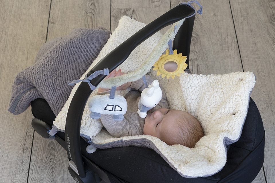 Little Dutch vankri ja turvatooli mänguasi ´Miffy Fluffy Blue´ - Image 4