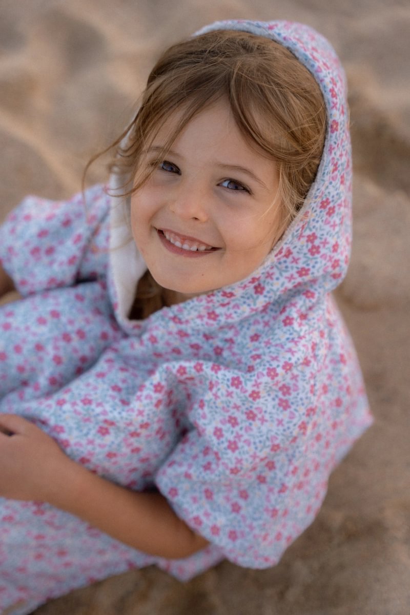 Little Dutch Pontšo rätik kapuutsiga ´Sunny Flowers´ - Image 4