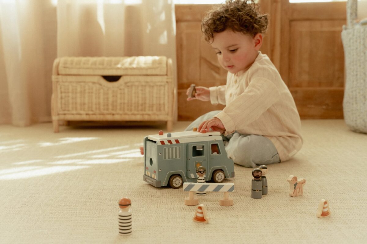 Little Dutch Politseibuss FSC - Image 10