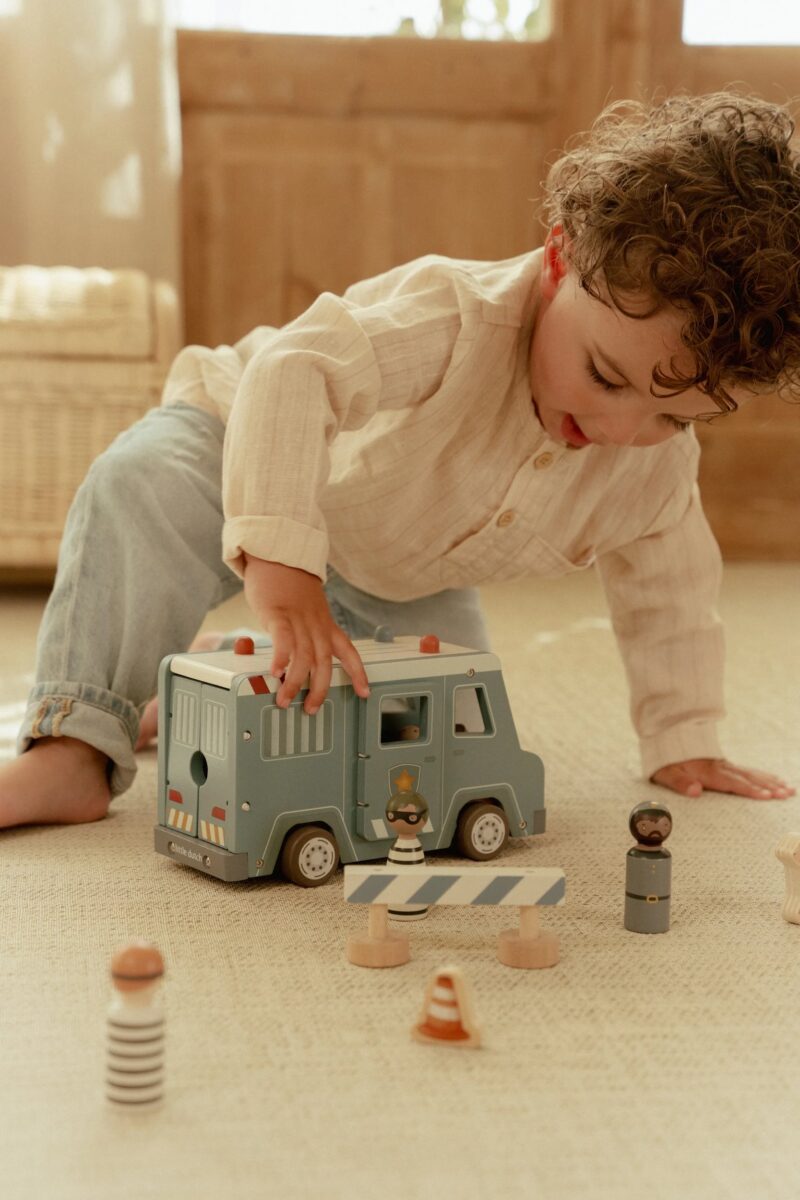 Little Dutch Politseibuss FSC - Image 11