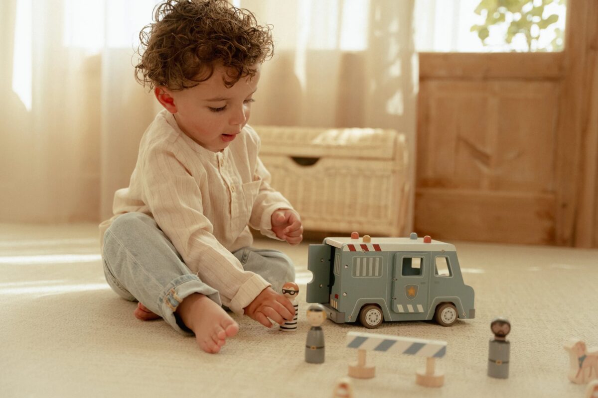 Little Dutch Politseibuss FSC - Image 13