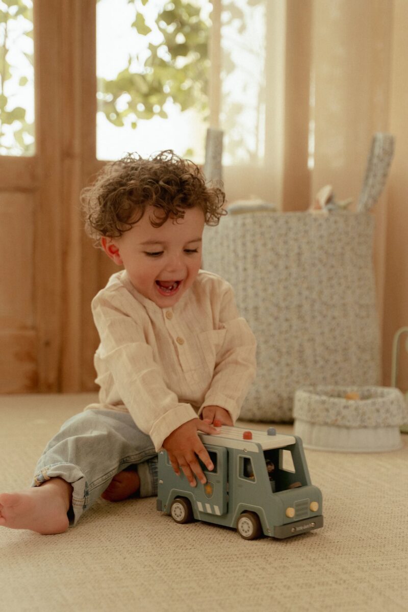 Little Dutch Politseibuss FSC - Image 9