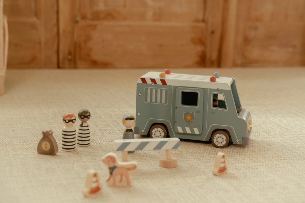 Little Dutch Politseibuss FSC - Image 14